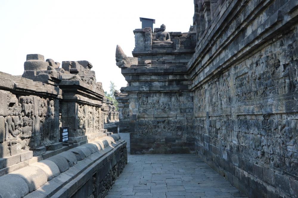 The 4th level walkway,  carvings can been seen along the walls